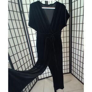 WIDE LEG JUMPSUIT Women's Black Casual S/S Belted Romper V-Neck Size Small